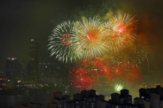 '한화와 함께하는 서울세계불꽃축제 2017'가 열린 30일 저녁 아름다운 불꽃이 서울 여의도와 한강 밤하늘을 수놓고 있다. 연합뉴스